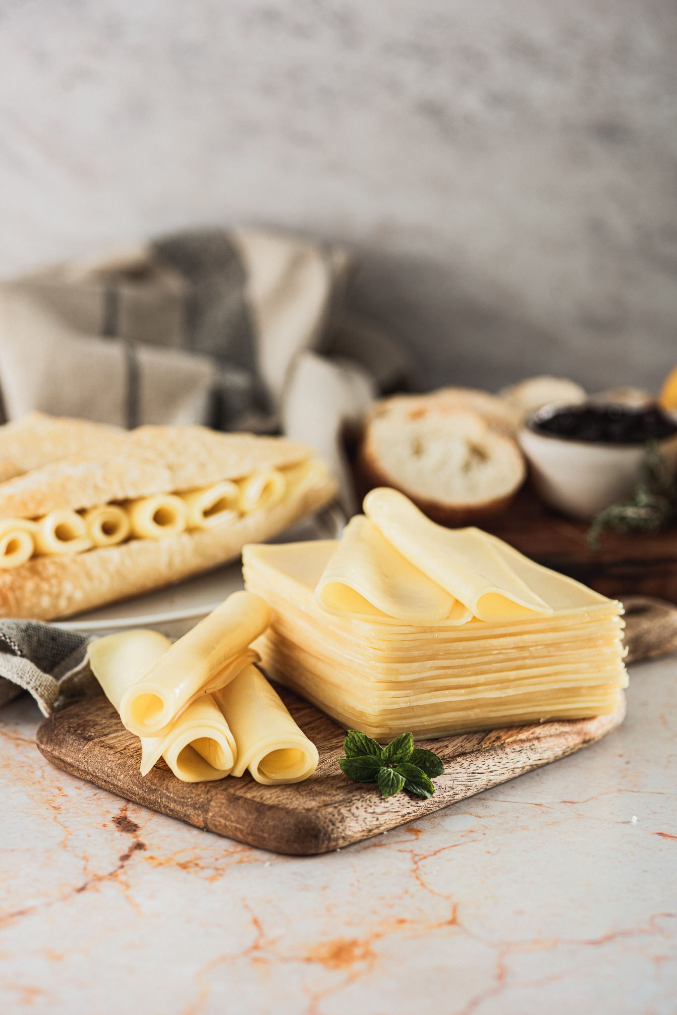 Tajadas de queso, pan y aceitunas